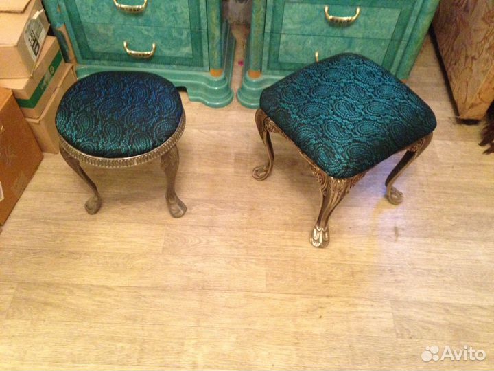 Старинный пуфик на трех ножках