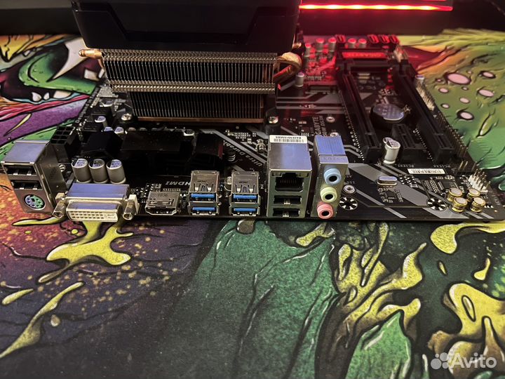 Материнская плата с процессором и памятью