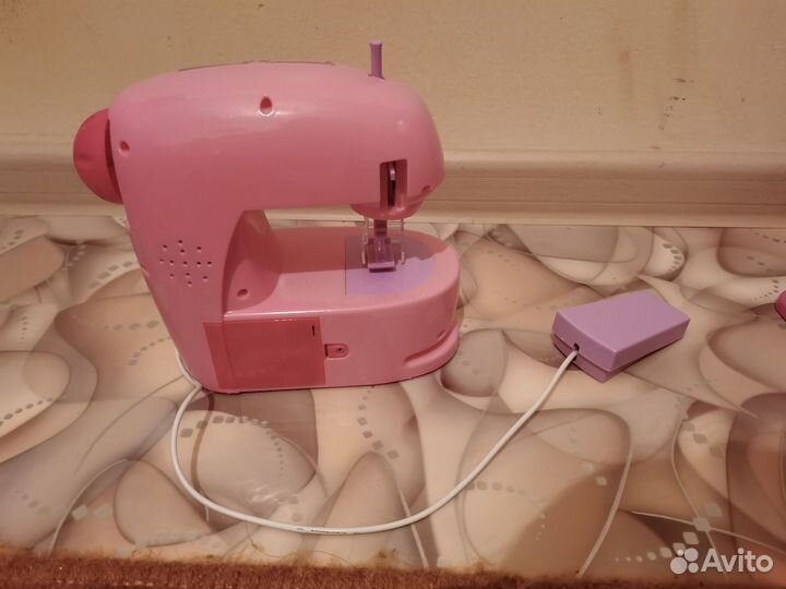 Игрушечная швейная машинка