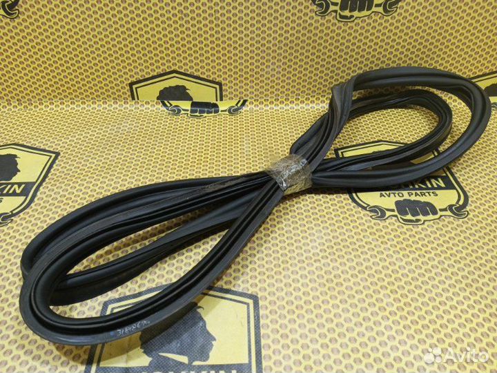 Уплотнитель крышки багажника Volkswagen Jetta A7