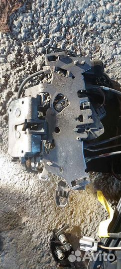 Замок двери задней левой на Dodge Caravan