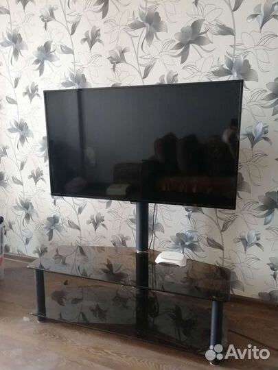 Стеклянная тумба под тв