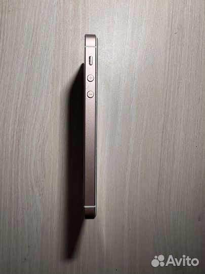 Телефон iPhone SE
