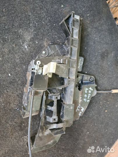 Замок боковой двери задний левый Ford Focus 2 kkda