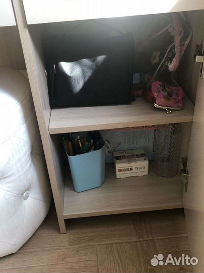 Туалетный столик с зеркалом