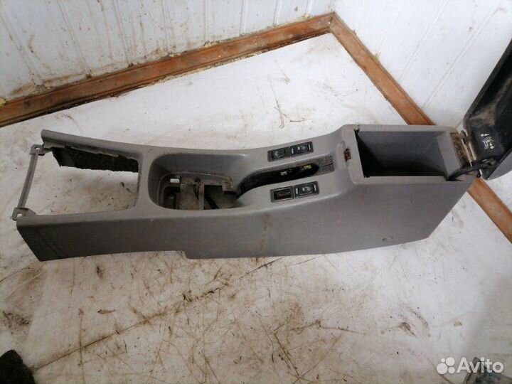 Подлокотник Nissan Primera P11 2.0 16V 1999