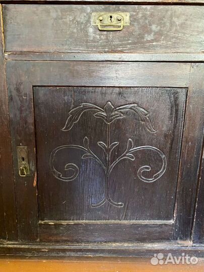 Старинный антикварный шкаф-буфет