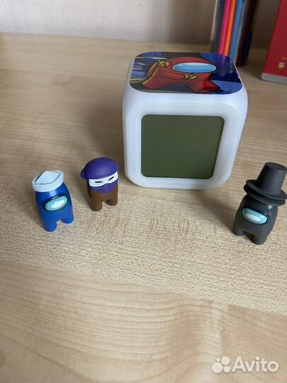 Фигурки among us и будильник