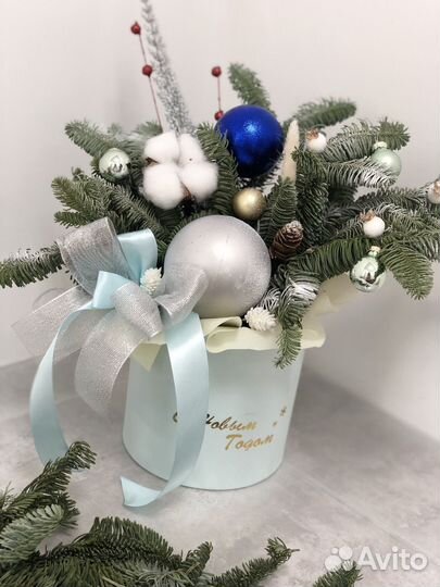 Новогодняя композиция из нобилиса цветы