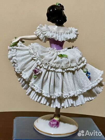 Дама в пышном платье. Volkstedt Кружевной фарфор