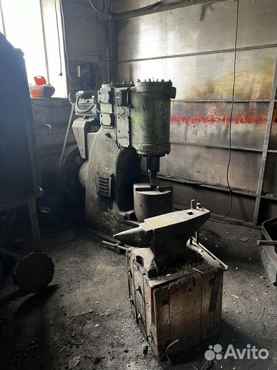 Кузнечный молот, печь, наковальня