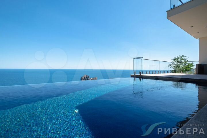 Дом 565 м² на участке 6,5 сот.