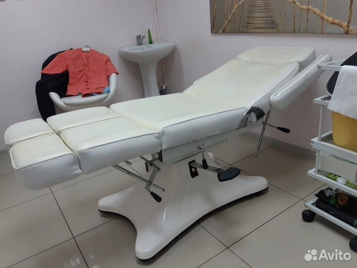 Педикюрное кожанное кресло-кушетка