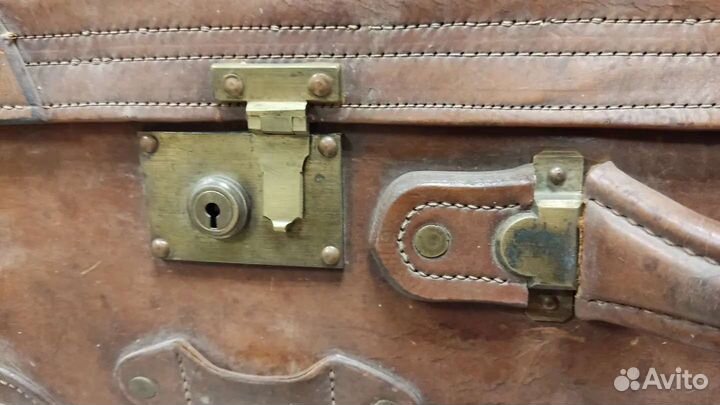 Старинный кожаный чемодан