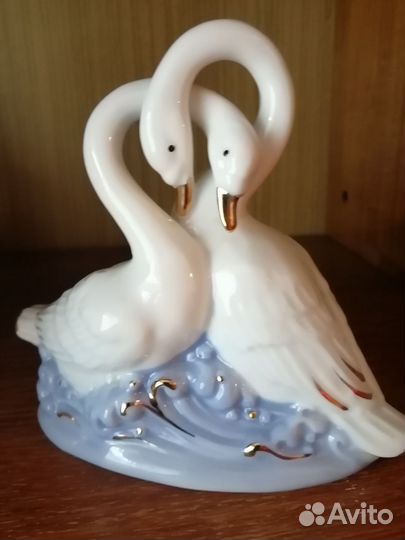 Лебеди фарфоровая статуэтка