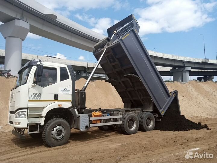 Водитель самосвала