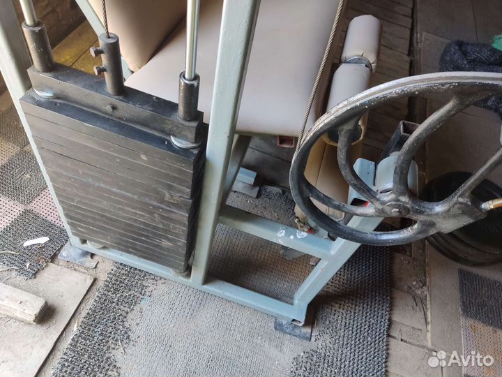 Силовой тренажер, сгибание/разгибание ног сидя