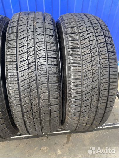Bridgestone Blizzak VRX2 215/60 R17