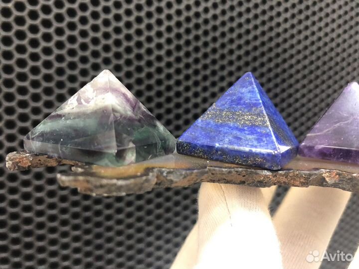 Пирамида флюорит, аметист, лазурит, тигровый