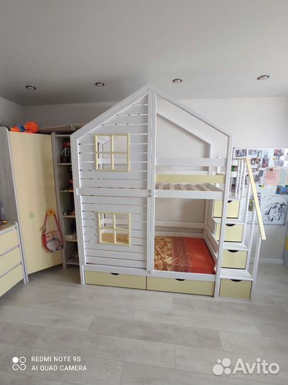 Двухъярусная кровать с домиком
