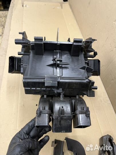 Курпус печки с заслонками левый Октавия 3, Ауди А3
