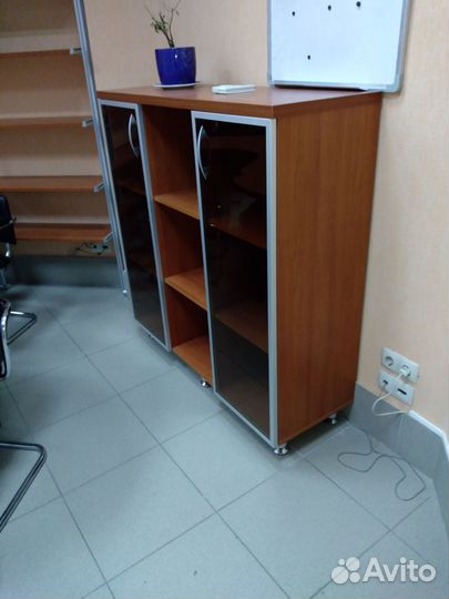 Офисный шкаф для аппаратуры и канцпринадлежностей