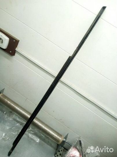 Накладка стекла задняя правая Mitsubishi Carisma