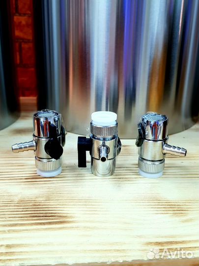 Дивертор - переходник на кран универсальный 8 мм