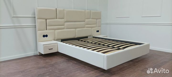 Кровать с молдингом