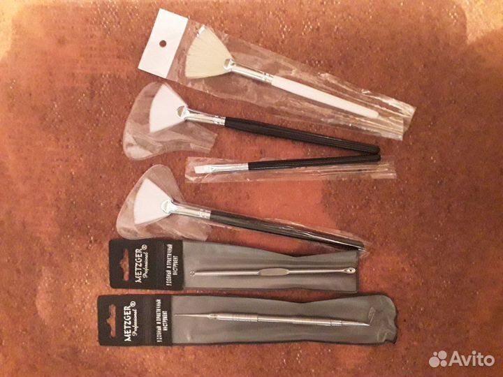 Набор инструментов и кистей для косметолога