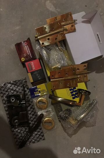 Новые: петли, ручки, защёлка, цилиндровый механизм