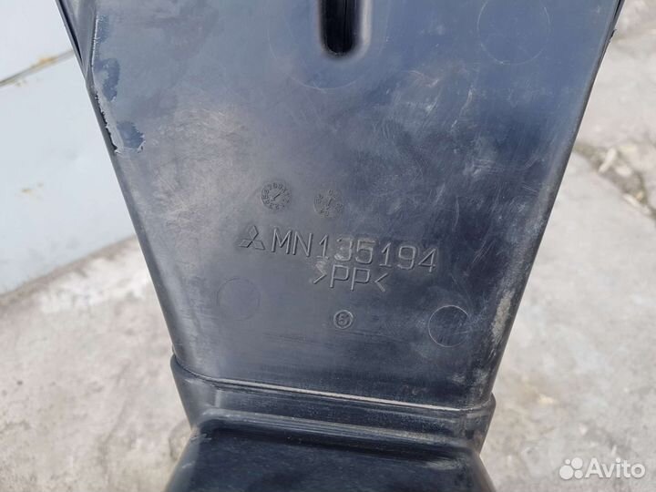 Воздухозаборник Mitsubishi lancer 9