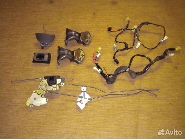 Внутренняя ручка левой двери Nissan Serena I (C23)