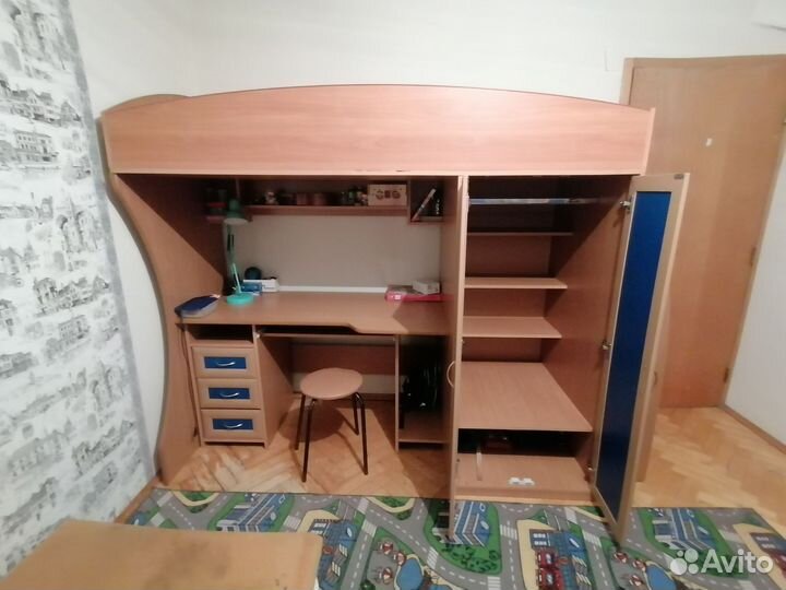 Детская кровать чердак со столом и шкафом