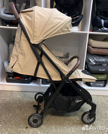 Легкая коляска с автоматическим сложением