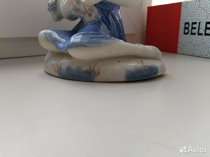 Фарфоровая статуэтка Девушка собирает букет