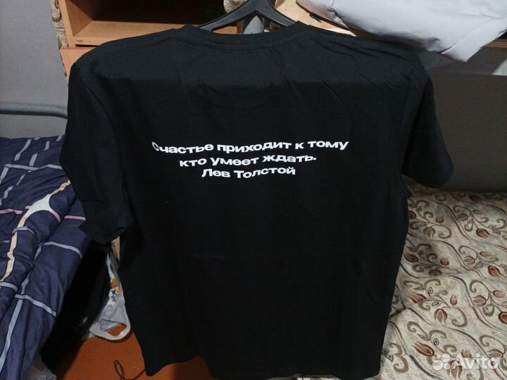 Черная футболка с цитатой