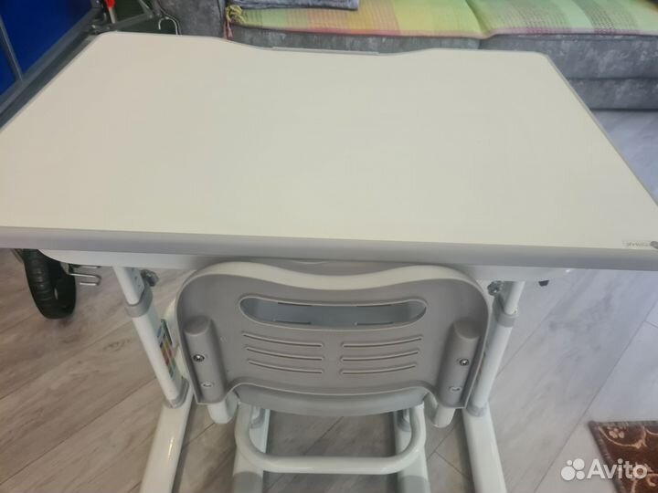 Продаю парту и стул покупали 1.5 года назад
