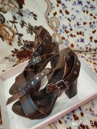 Босоножки женские на каблуке