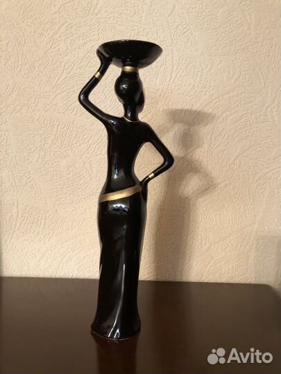 Фарфоровая статуэтка 