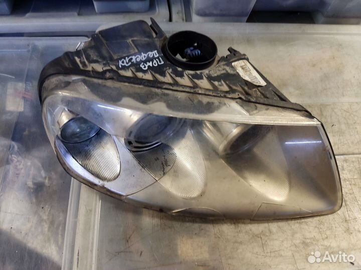 Фара правая битая ксенон 2линзы VW Туарег до 2006г