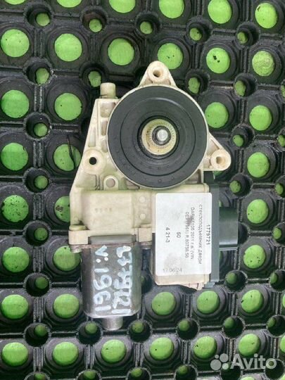 Стеклоподъемник двери DAF XF105