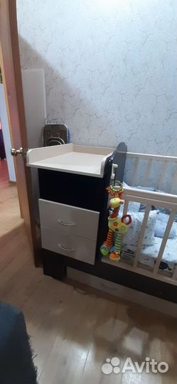 Детская кроватка с маятником