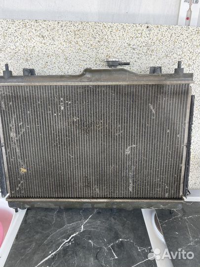 Радиатор на ниссан тиида