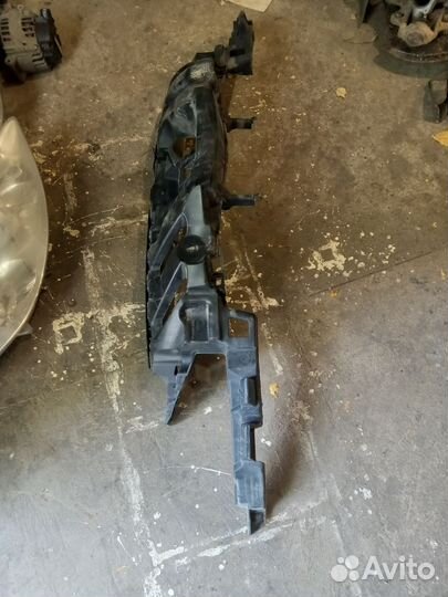 Кронштейн крепления переднего бампера Peugeot 308