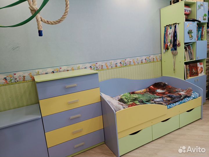Комплект детской мебели. Кро-вать, комод, шкаф