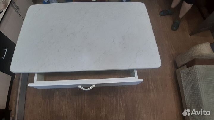 Кухонный стол б/у