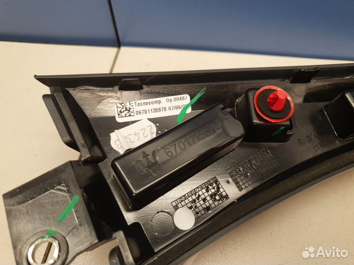 Накладка двери багажника левая Maserati Levante 20