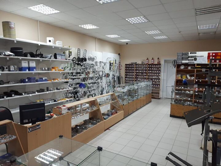 Здание с земельным участком