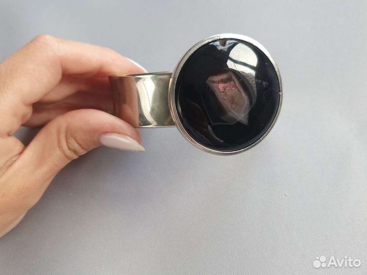 Браслет металлический с вставкой